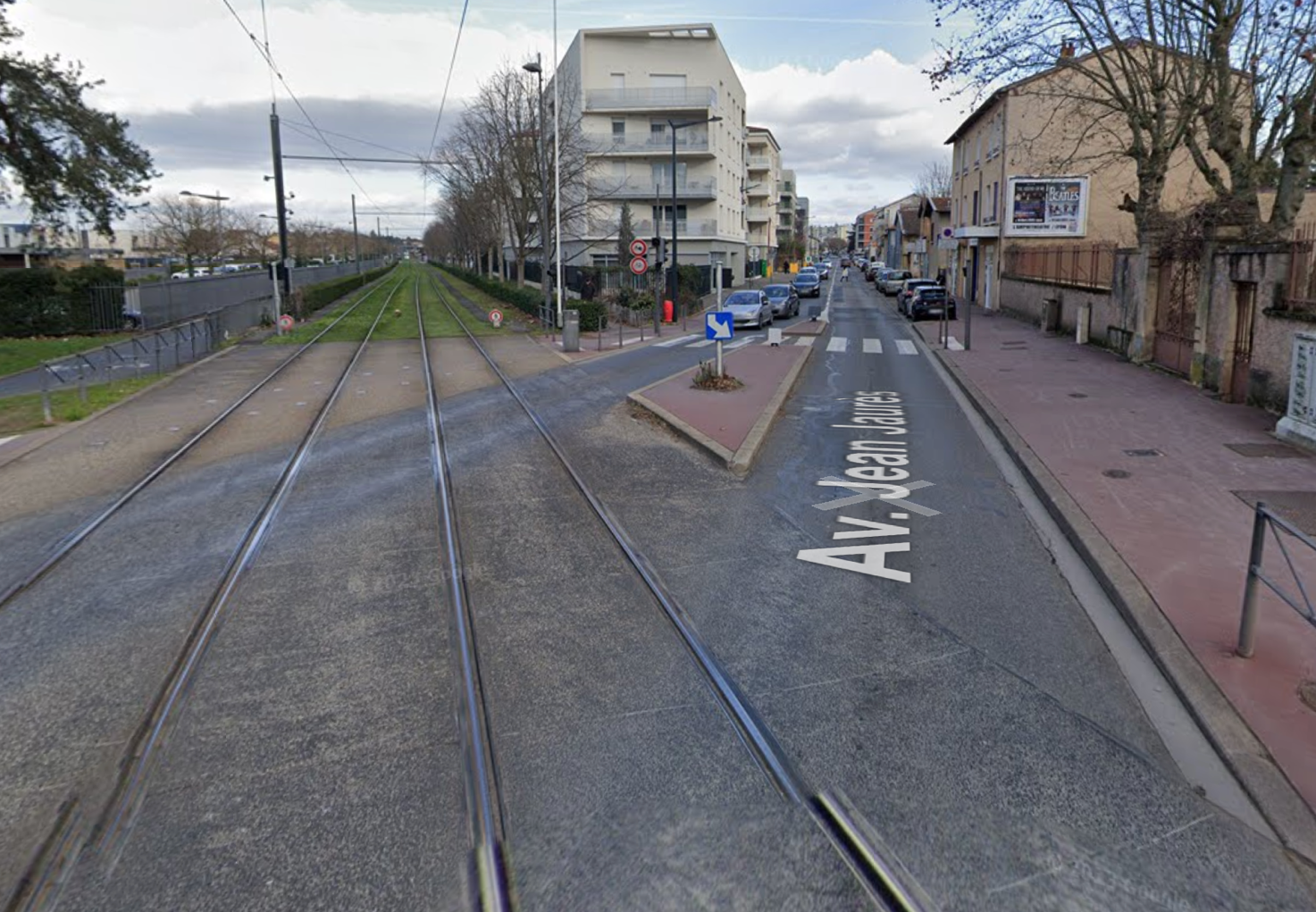 Deux réseaux se croisent à Décines, à l’est de Lyon. À droite, l’avenue Jean Jaurès par laquelle passait le tram 16 supprimé après la Deuxième Guerre mondiale, à gauche les rails des actuels trams T3 et T7.